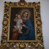 Vi � anche un dipinto della Vergine con Bambino opera della scuola di pittura romana delle Francescane Missionarie di Maria